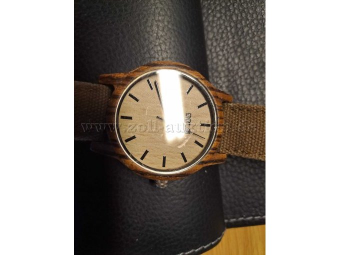 Armbanduhr aus Holz der Marke Dolfi Bild 3