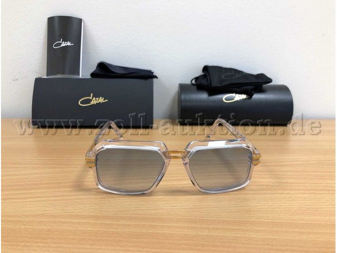 Eine neuwertige Sonnenbrille von CAZAL, transparent, Einheitsgröße, Linsenfarbe "Gradient Blue" (Herstellerangabe). Mit Etui, Putztuch und Stoffbeutel sowie Booklet.