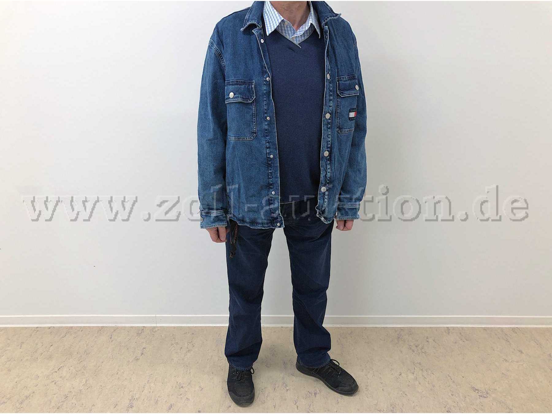 1 neuwertige Jeans-Jacke von Tommy Hilfiger "Utility Shirt Jacket", Größe L , Farbe Jeansblau. Tragebeispiel.