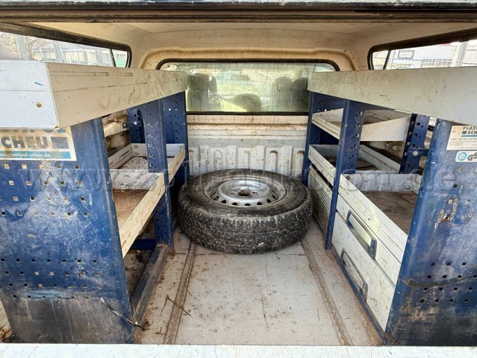 laderaum mit regalen