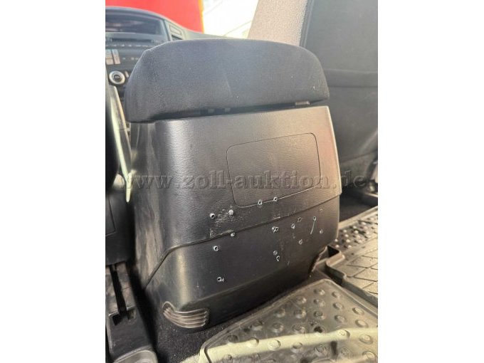 Mittekonsole Löcher