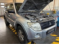 Ansicht geöffnete Motorhaube von schräg vorne Beifaherseite