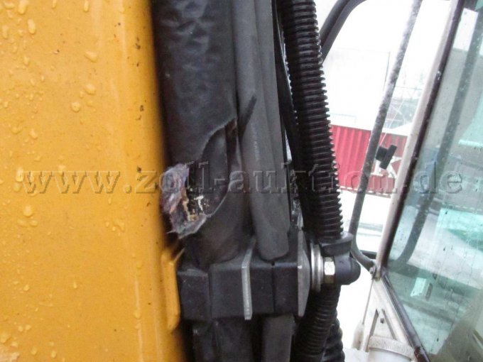 Hydraulikschlaucheinfassungen tlw. beschädigt