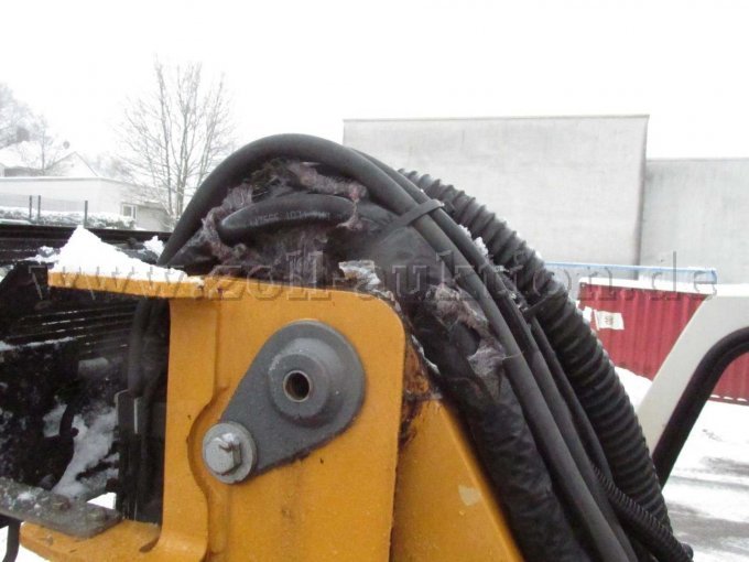 Hydraulikschlaucheinfassungen tlw. beschädigt