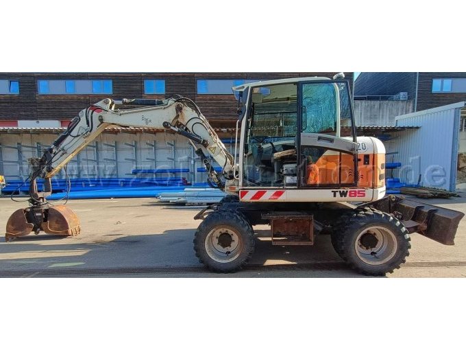 Bagger von der Seite rechts