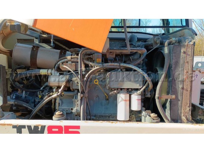 Seitliche Ansicht von dem Antriebsstrang mit dem Kühler