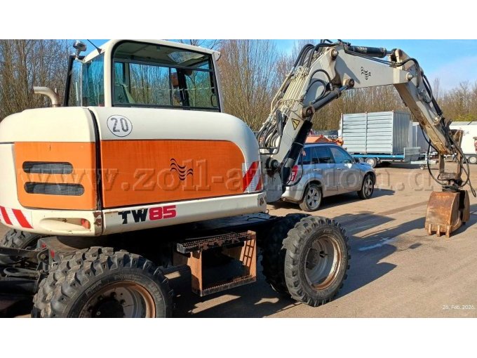 Bagger seitlich von hinten rechts