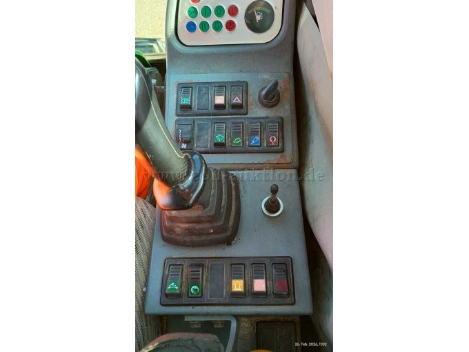 Ansicht von Innen der Kabine auf das Bedienelement rechts