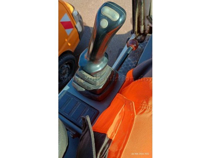 Von der Innenseite der Kabine auf den Bedienjoystick links