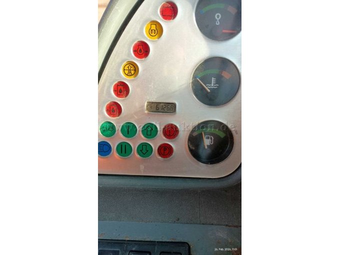 Ansicht von innen der Fahrzeugkabine auf das Cockpit mit Kombiinstrumenten