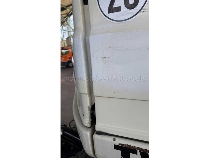 Motorhaube und Verkleidung hinten angerissen/weggebrochen