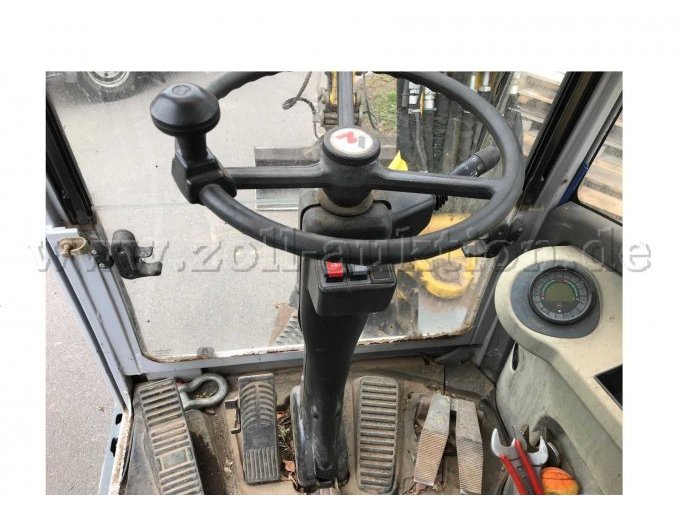 Fahrerplatz mit Steuerhebeln, Bedienpult