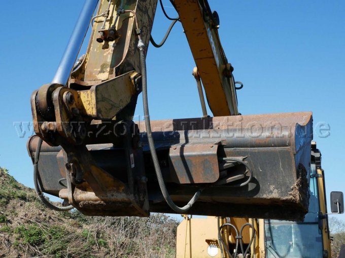 Grabenräumlöffel, schwenkbar