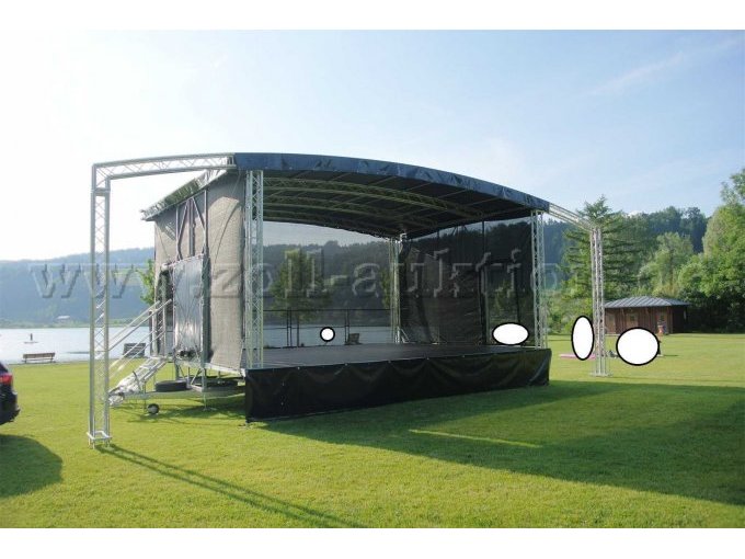 Bühne aufgebaut vorne