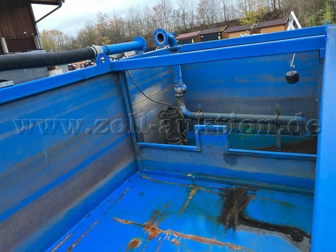 Rost und Kratzer im Wassertank und am Rohr