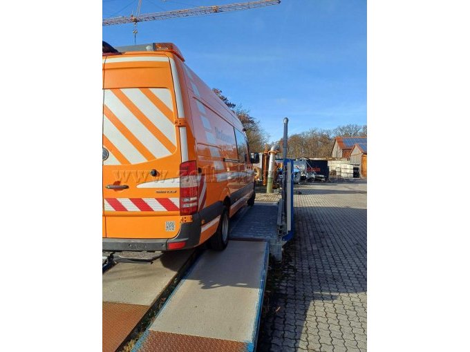 Waschstation mit Fahrzeug auf Rampe, Rückseite