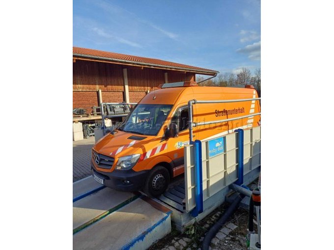 Fahrzeug in Waschstation - Seite