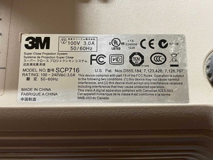 Projektor-Unterseite
CE-Kennzeichnung