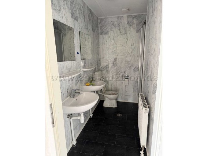 Bad mit Dusche (Duschkabine ist rechts, auf dem Bild nicht zu sehen)