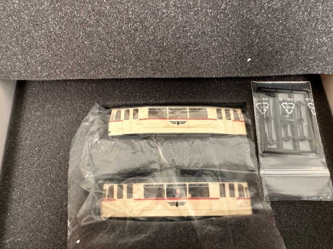 KARSEI Straßenbahn T57 / B 57 mit Zurüstest in Verpackung