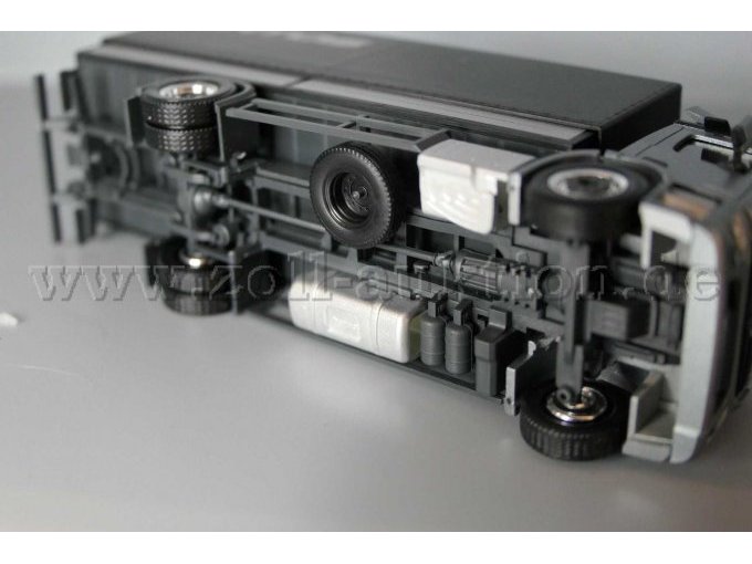 Herpa MB Antos 2542 schwarz-silber Ansicht von unten