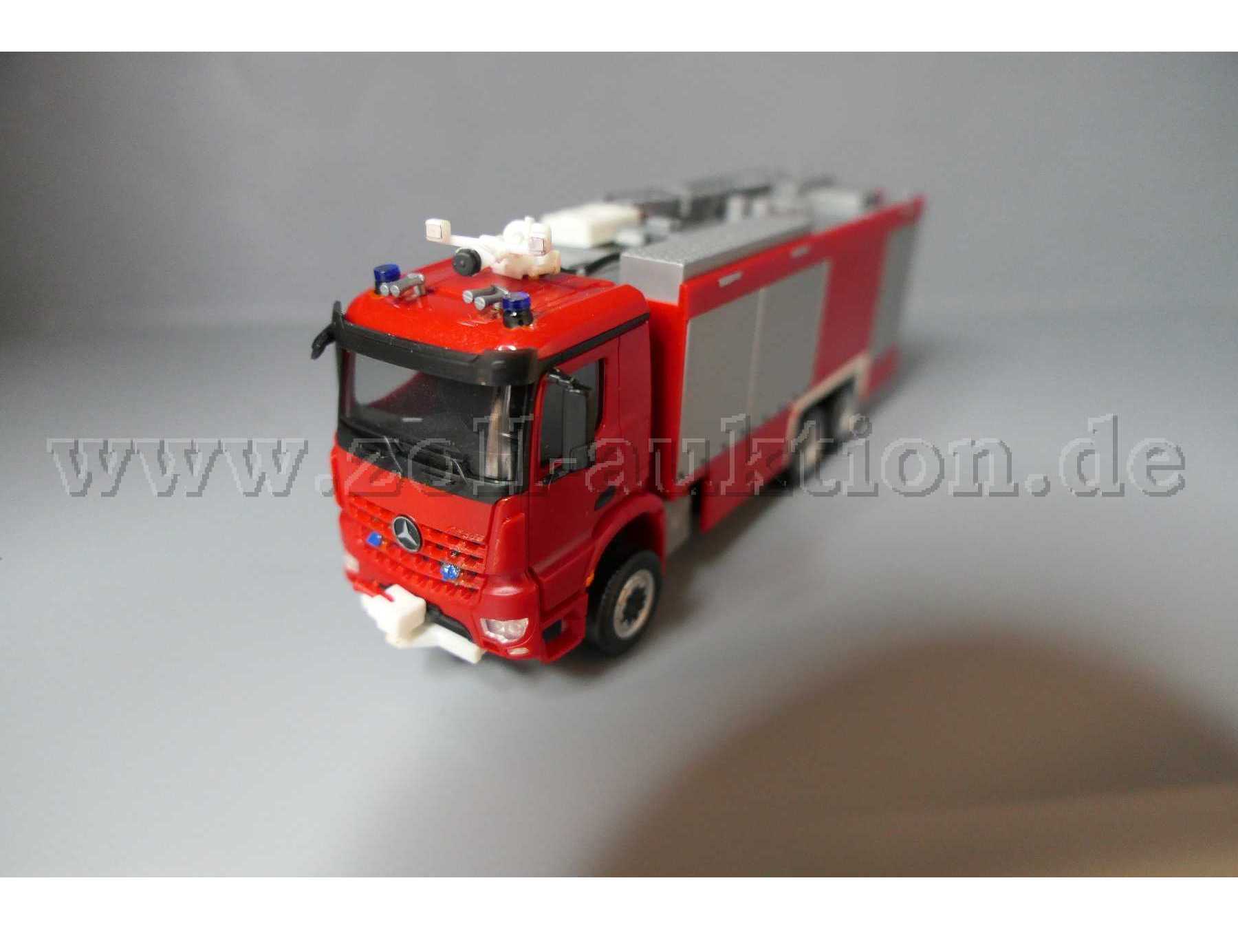 Herpa MB Arocs Tanklöschfahrzeug, 1:87 Ansicht von vorne links