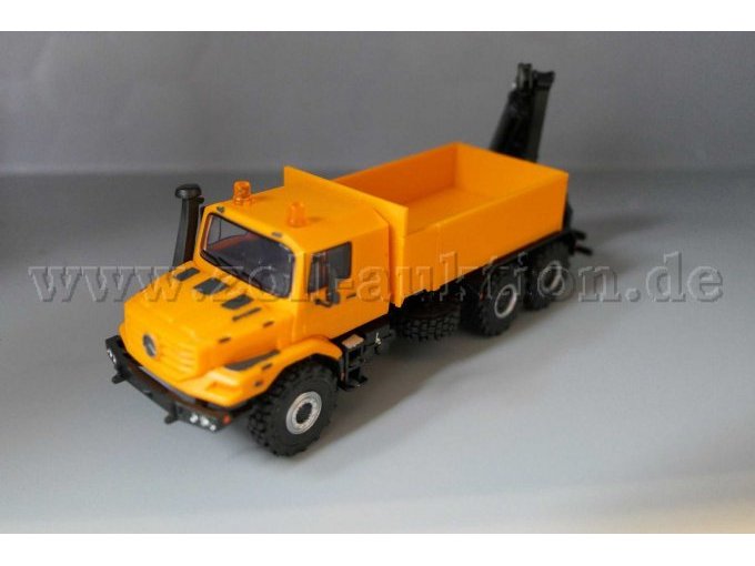 Herpa, MB Zetros 3-Achs Pritsche LKW mit Ladekran, 1:87 Ansicht von vorne links