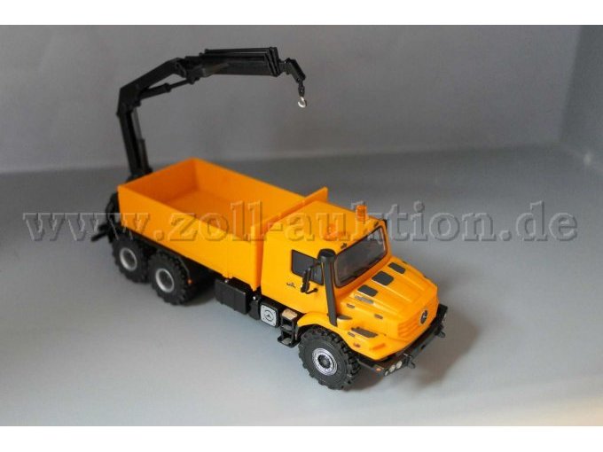 Herpa, MB Zetros 3-Achs Pritsche LKW mit Ladekran, 1:87 Ansicht von vorne rechts Kran ausgefahren