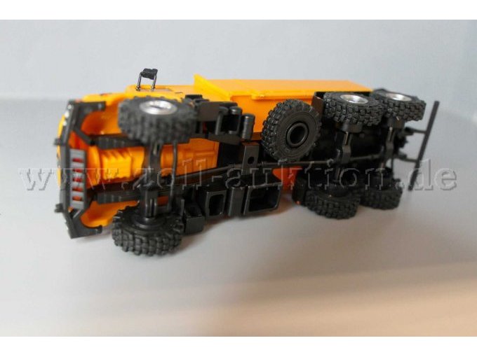 Herpa, MB Zetros 3-Achs Pritsche LKW mit Ladekran, 1:87 Ansicht von unten