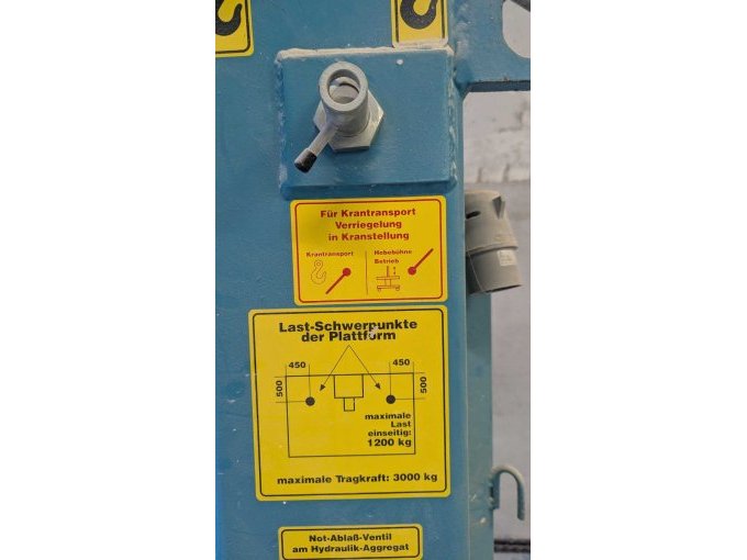 Hinweisschilder auf Maschine