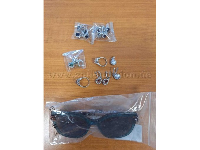 1 Modeschmuck-Konvolut (48-teilig) mit 1 Sonnenbrille – foto 3 – kavel bij Zoll-Auktion, Aachen