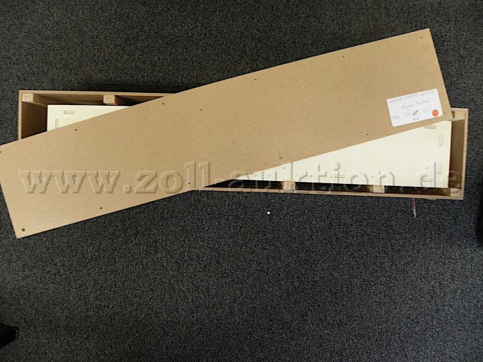 Sockel in Verpackung