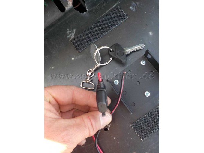 Detailbild Schlüssel und Kabel nach Rückbau Polizeiausstattung