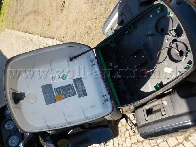 Detailbild Rückbauspuren nach Ausbau Polizeiausstattung