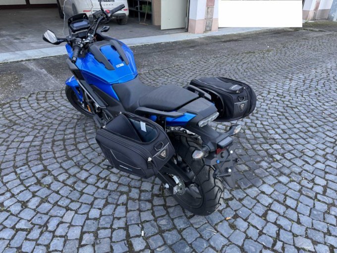 Motorrad seitlich, andere Seite