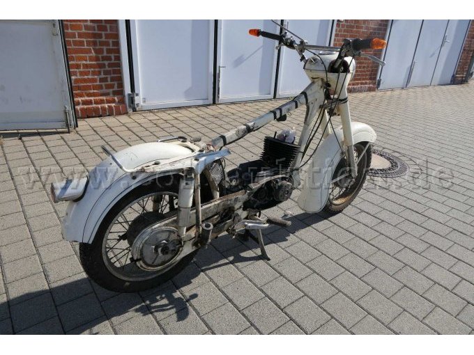 Motorrad Jawa 250 Ansicht von der rechten Seite hinten