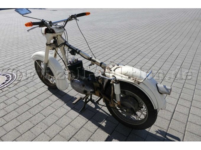 Motorrad Jawa 250 Ansicht von der linken Seite hinten