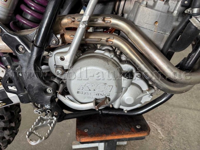 Motor mit Abgaskrümmer