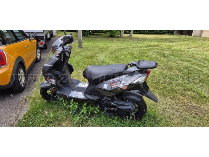 Motorroller GENERIC Explorer bei der Pfändung linke Seite