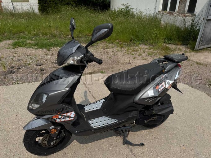 Motorroller GENERIC Explorer im Ganzen rechte Seite Motorroller GENERIC Explorer im Ganzen rechte Seite