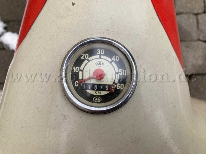 Ansicht Tacho mit Kilometerstand