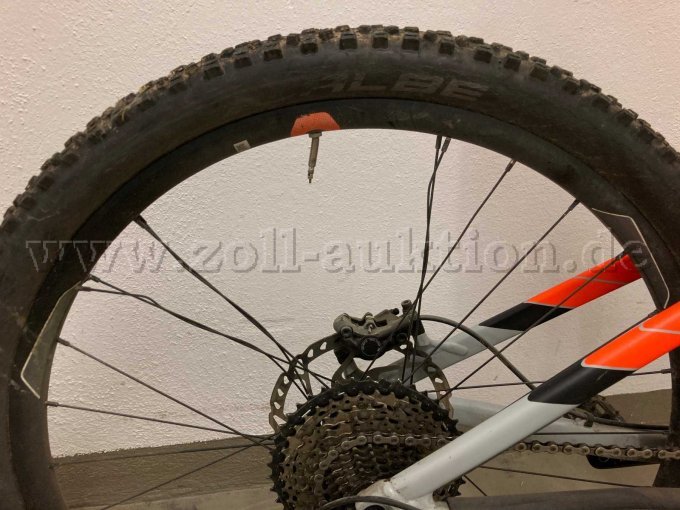 Hinterrad mit drei ausgerissenen Speichen