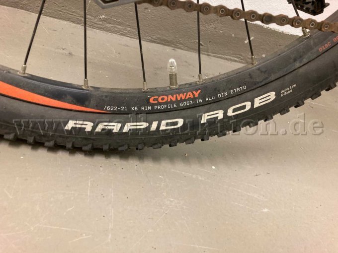 Aufdruck Felgengröße (622 x 21) und Bereifung (Schwalbe Rapid Rob)
