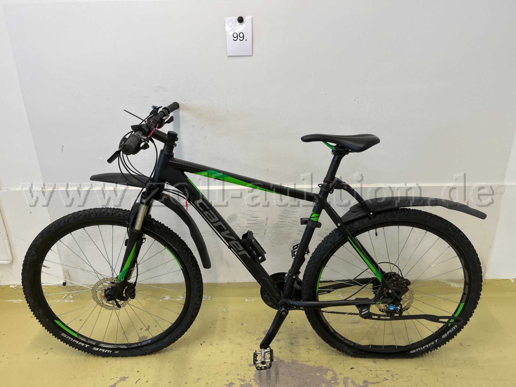 Mountainbike von Carver, links