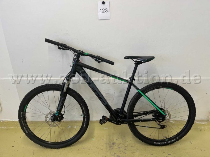 Mountainbike von Cube, links
