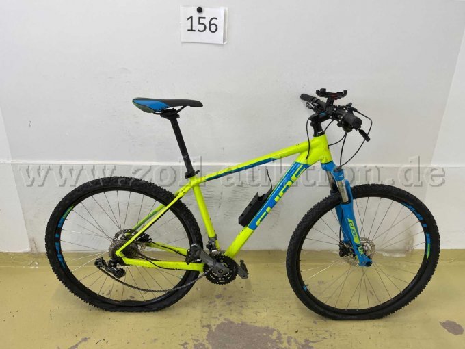 Mountainbike von Cube, rechts