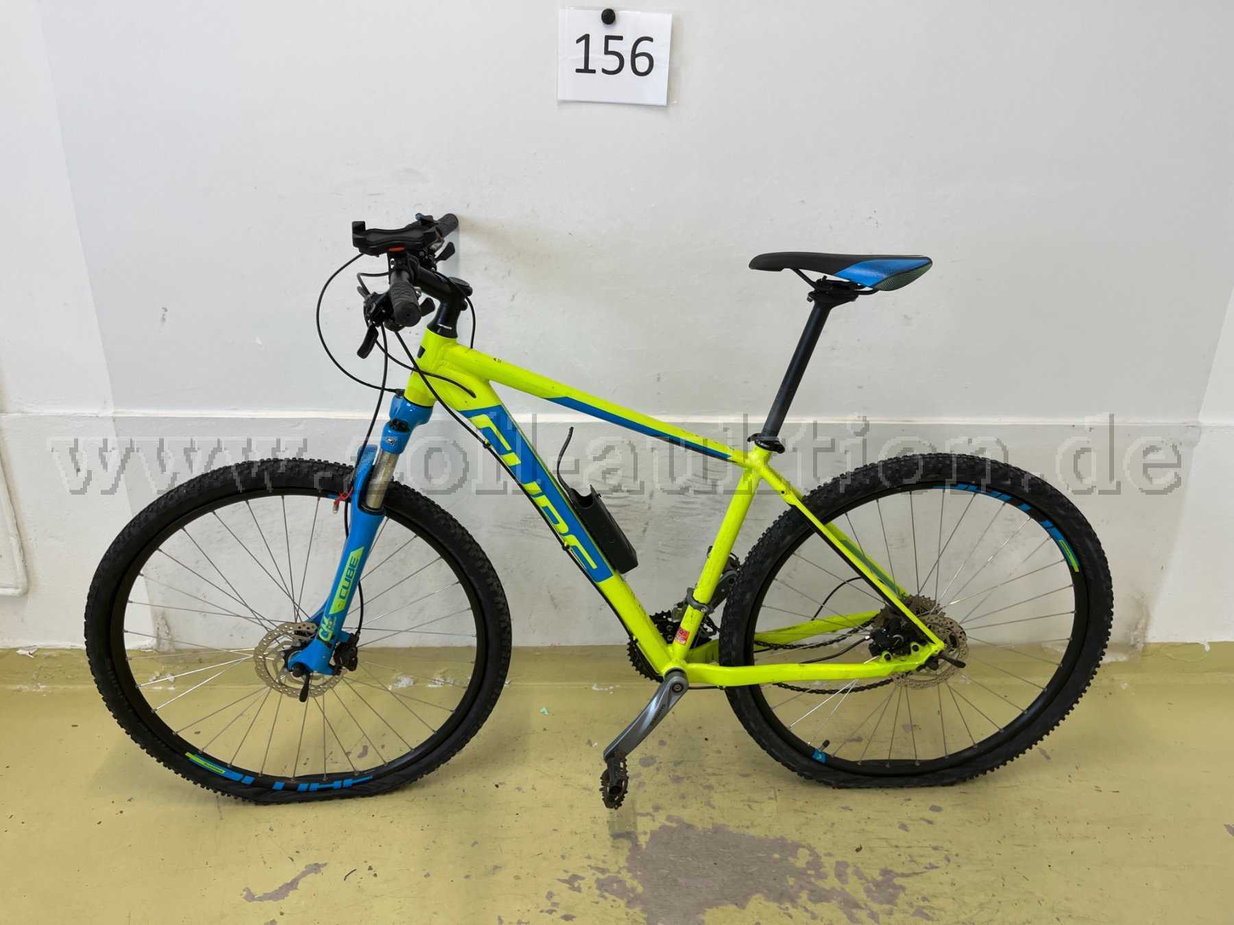 Mountainbike von Cube, links