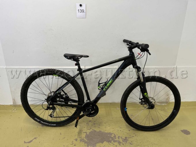 Mountainbike von Cube, rechts