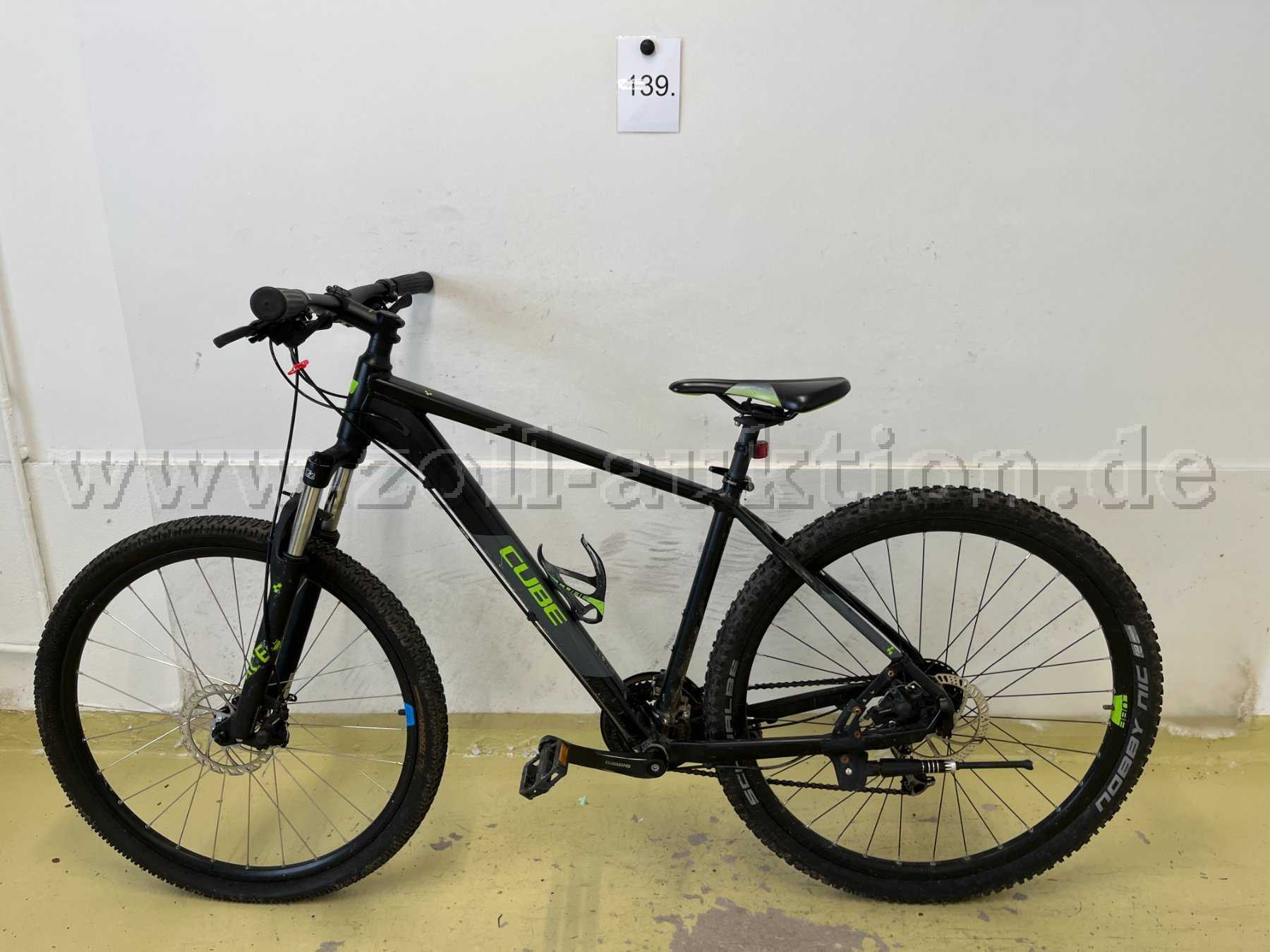 Mountainbike von Cube, links