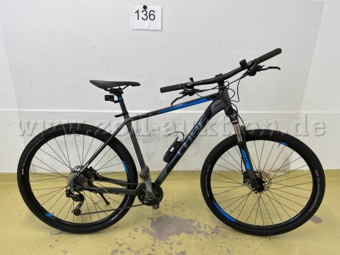 Mountainbike von Cube, rechts